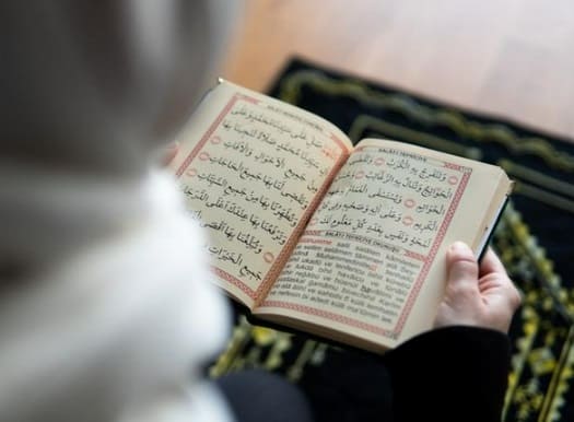 Adab baik membaca Al-Qur'an adalah