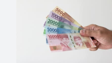 Jelaskan secara singkat bagaimana asal Mula terciptanya uang di Indonesia