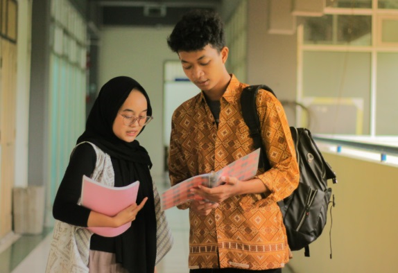 Peran mahasiswa dalam mendukung budaya berbagi ilmu pengetahuan secara bebas di lingkungan akademis