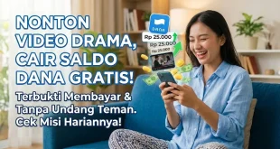 Seorang wanita tersenyum gembira melihat HP sambil menyaksikan video drama penghasil saldo DANA gratis