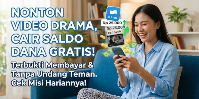 Seorang wanita tersenyum gembira melihat HP sambil menyaksikan video drama penghasil saldo DANA gratis