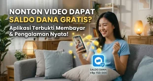 Wanita tersenyum memegang smartphone menonton video untuk mendapatkan saldo DANA gratis