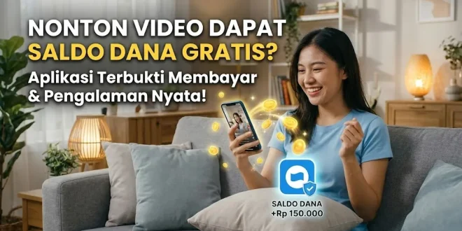 Wanita tersenyum memegang smartphone menonton video untuk mendapatkan saldo DANA gratis