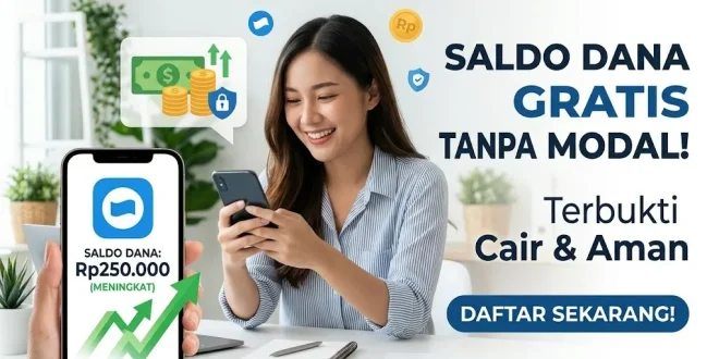 Wanita tersenyum melihat smartphone yang menampilkan peningkatan saldo DANA gratis tanpa deposit dan tanpa referral.