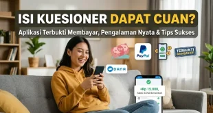 Seorang wanita tersenyum sambil memegang ponsel pintar mengisi kuesioner online berbayar untuk mendapatkan insentif saldo DANA.