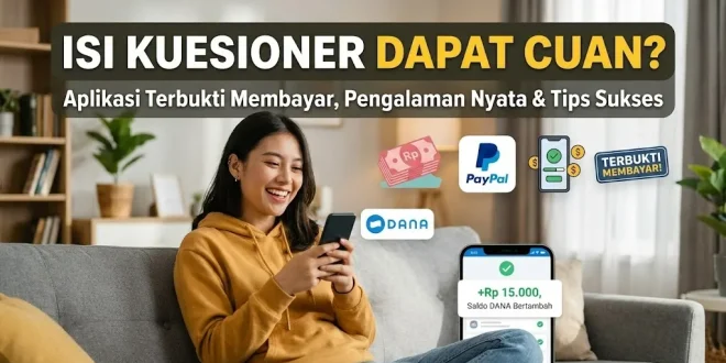 Seorang wanita tersenyum sambil memegang ponsel pintar mengisi kuesioner online berbayar untuk mendapatkan insentif saldo DANA.