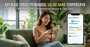 Wanita tersenyum sambil memegang smartphone menampilkan aplikasi survei penghasil saldo DANA terpercaya.